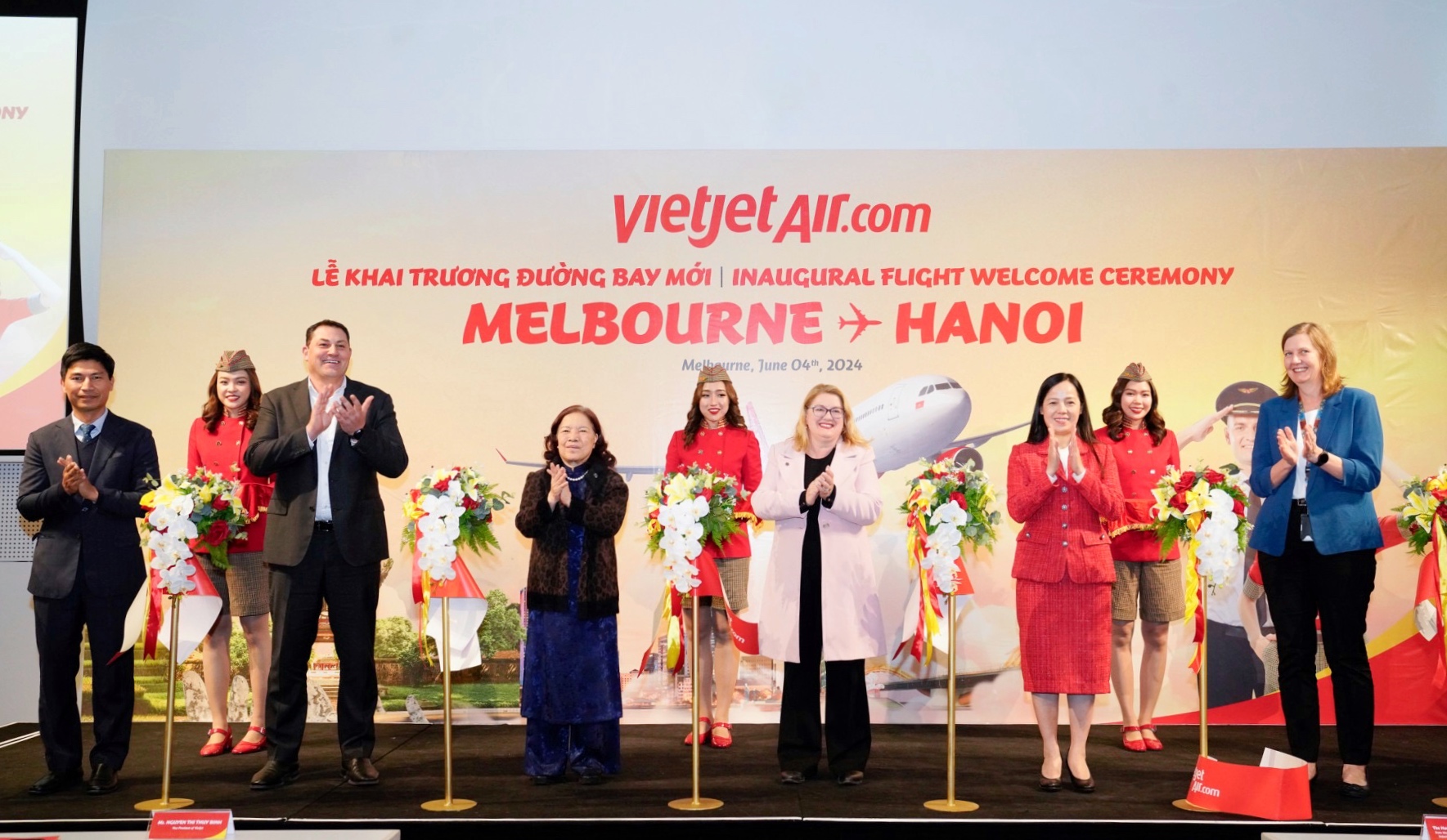 Bà Natalie Hutchins - Nghị sỹ Bang Victoria, Bộ trưởng Bộ Việc làm và Công Nghiệp, Bộ trưởng Bộ Phụ nữ, Bộ trưởng Bộ Hiệp ước và Các Dân tộc Đầu tiên của Bang Victoria tham dự sự kiện và chúc mừng đường bay mới của Vietjet.