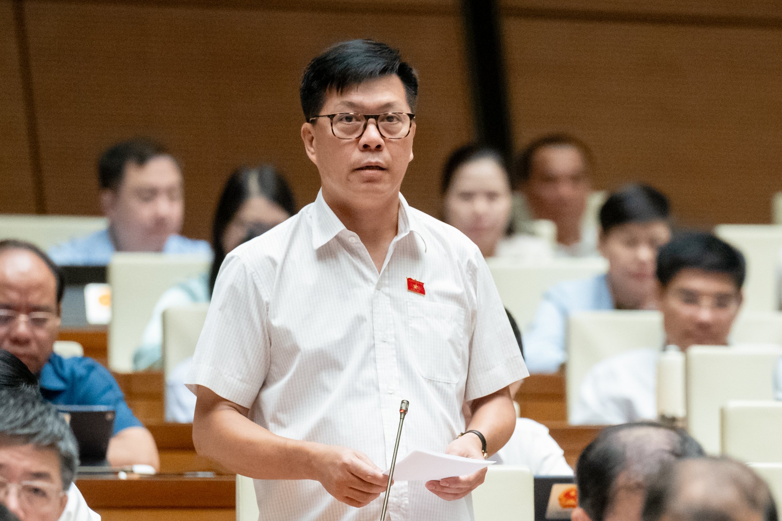 Đại biểu L&yacute; Văn Huấn, đo&agrave;n Th&aacute;i Nguy&ecirc;n, chất vấn Bộ trưởng Đặng Quốc Kh&aacute;nh về giải ph&aacute;p tăng cường c&ocirc;ng t&aacute;c thanh tra để xử l&yacute; t&igrave;nh trạng khai th&aacute;c t&agrave;i nguy&ecirc;n tr&aacute;i ph&eacute;p.