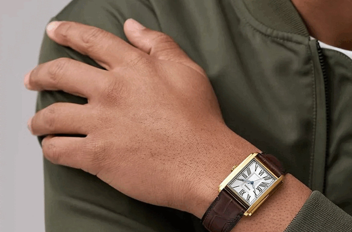 Ng&agrave;y c&agrave;ng nhiều phụ nữ đeo những thiết kế vốn được quảng b&aacute; d&agrave;nh cho nam, c&ograve;n nam giới cũng kh&ocirc;ng ngại đeo đồng hồ nhỏ.