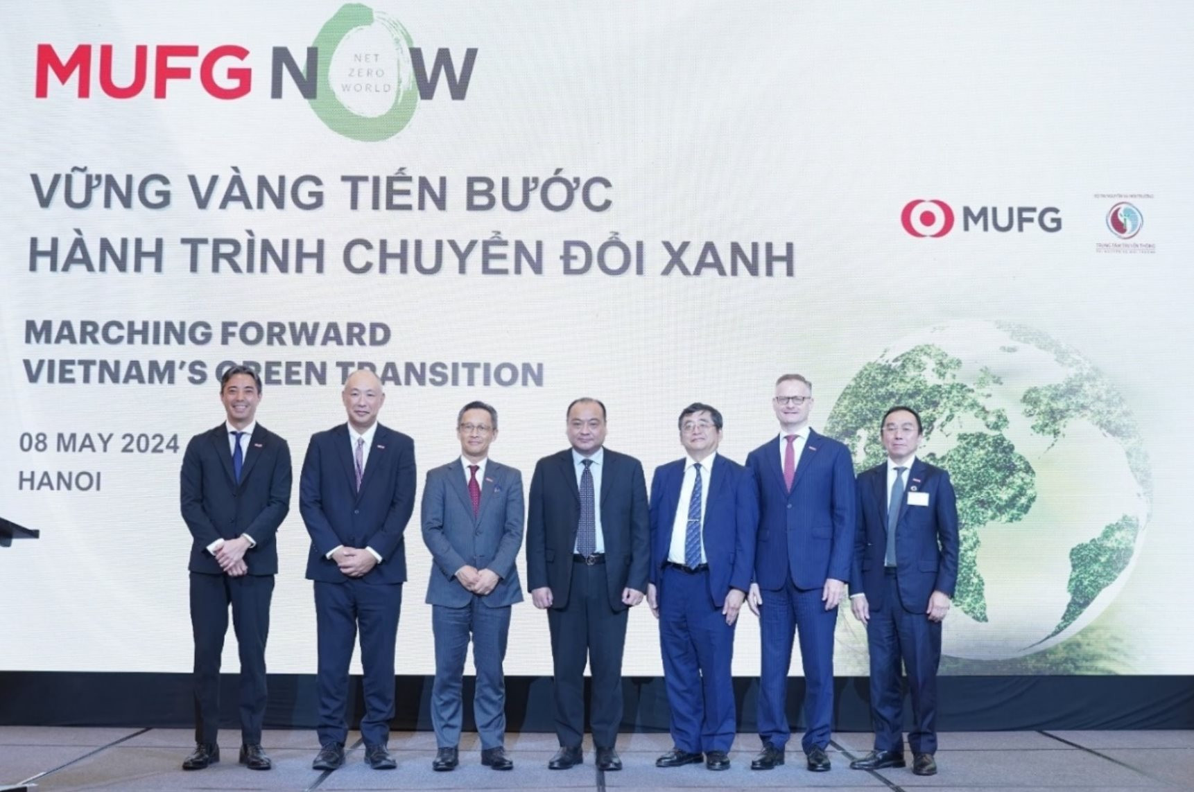Lãnh đạo cấp cao của MUFG cùng khách mời danh dự ông Nguyễn Việt Dũng (đứng giữa), Giám đốc Trung tâm Truyền thông tài nguyên và môi trường, Bộ Tài nguyên & Môi trường.