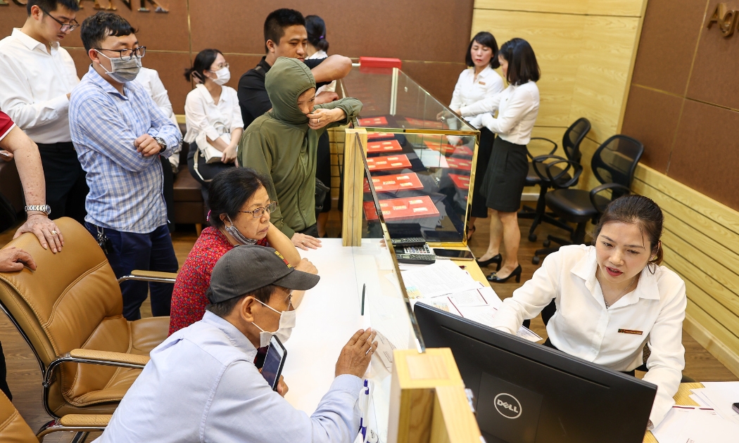Người dân mua vàng tại Agribank ngày 3/6.