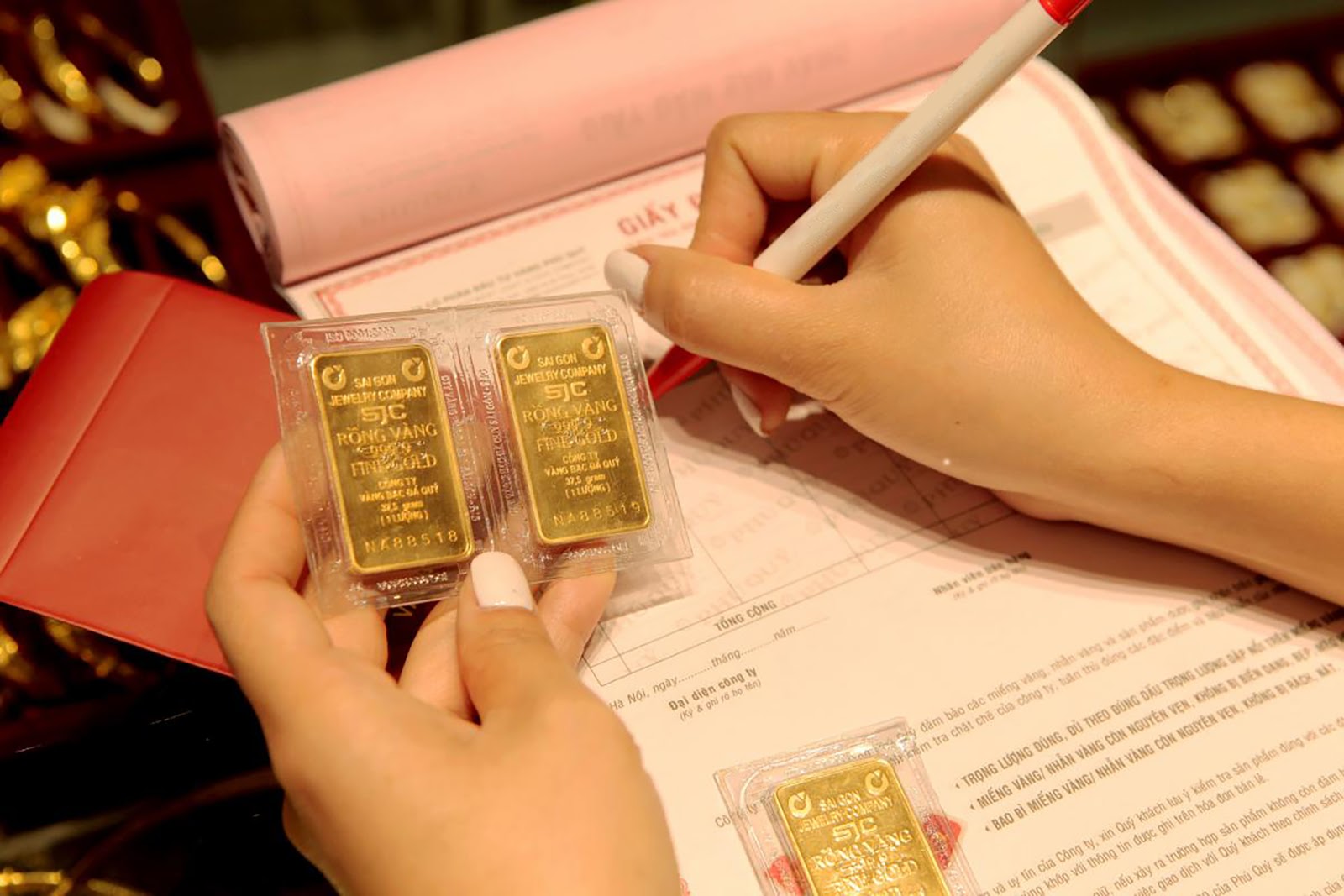 Cần thực hiện nghiêm việc áp dụng hóa đơn điện tử trong các giao dịch mua, bán vàng để tăng tính minh bạch.
