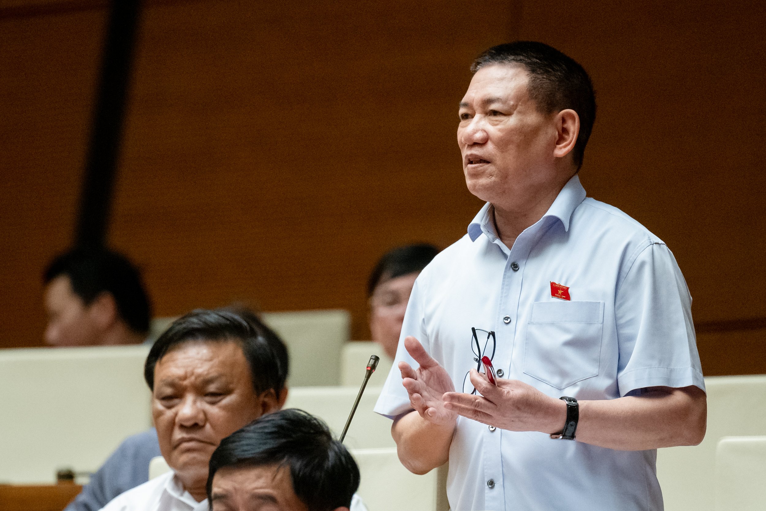 Bộ trưởng Bộ T&agrave;i ch&iacute;nh Hồ Đức Phớc trả lời chất vấn. Ảnh: Quochoi.vn