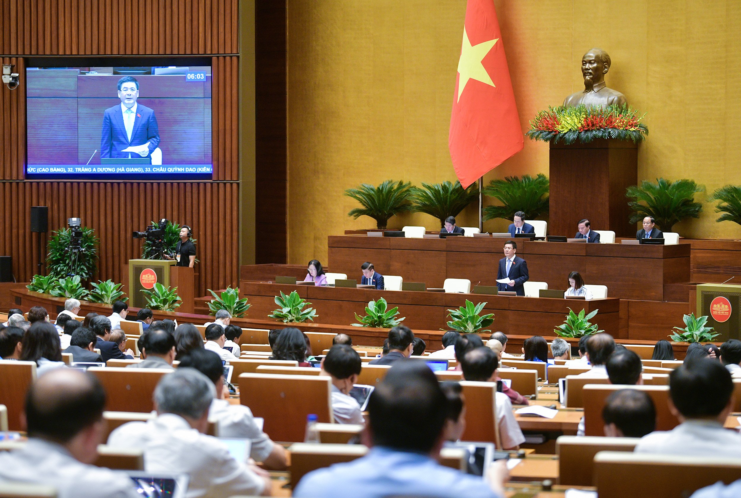 Bộ trưởng Bộ Công thương Nguyễn Hồng Diên trả lời chất vấn của các đại biểu Quốc hội - Ảnh: VGP