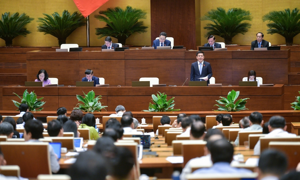 Bộ trưởng Bộ Công thương Nguyễn Hồng Diên trả lời chất vấn của các đại biểu Quốc hội - Ảnh: Quochoi.vn