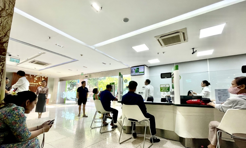 Người dân chờ mua vàng miếng tại Vietcombank.