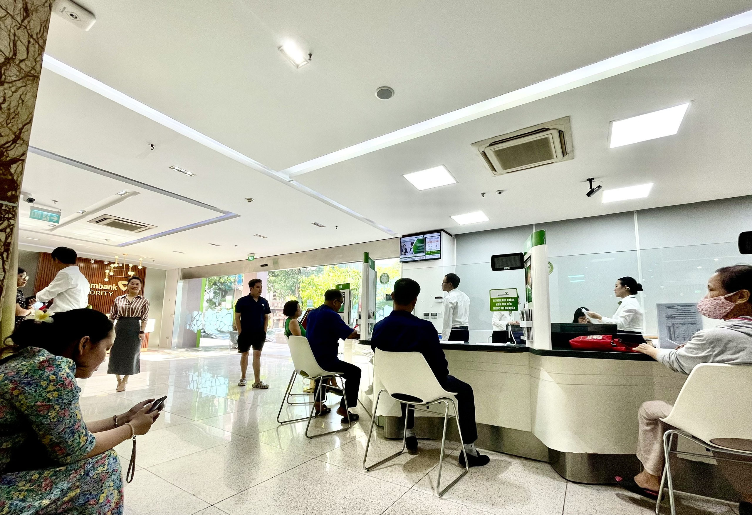 Người dân chờ mua vàng miếng tại Vietcombank.