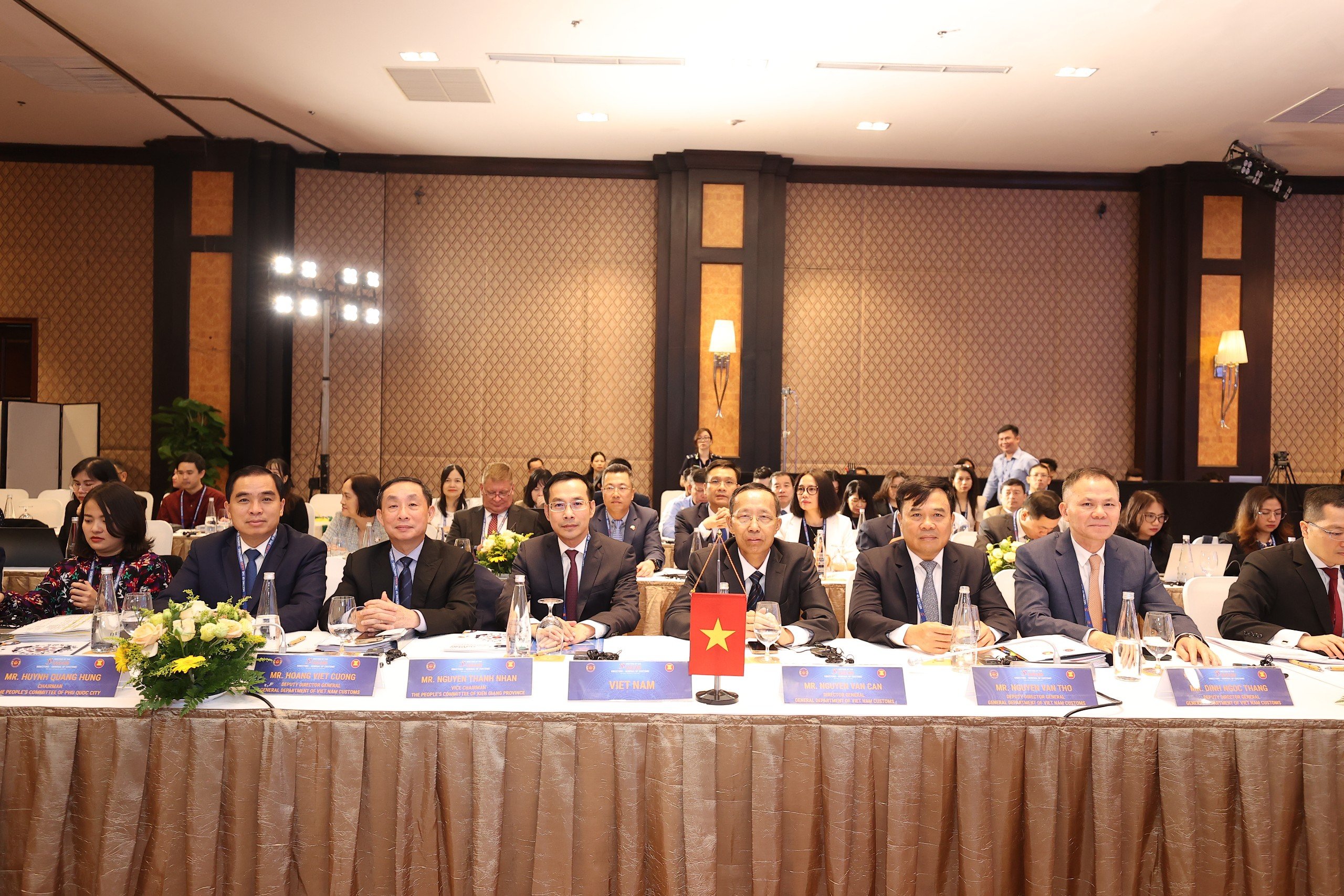 Hội nghị Tổng cục trưởng Hải quan ASEAN lần thứ 33 có sự tham gia của khoảng 100 đại biểu thuộc các Đoàn Lãnh đạo của 10 cơ quan Hải quan nước thành viên ASEAN, Ban Thư ký ASEAN và các đối tác của ASEAN.