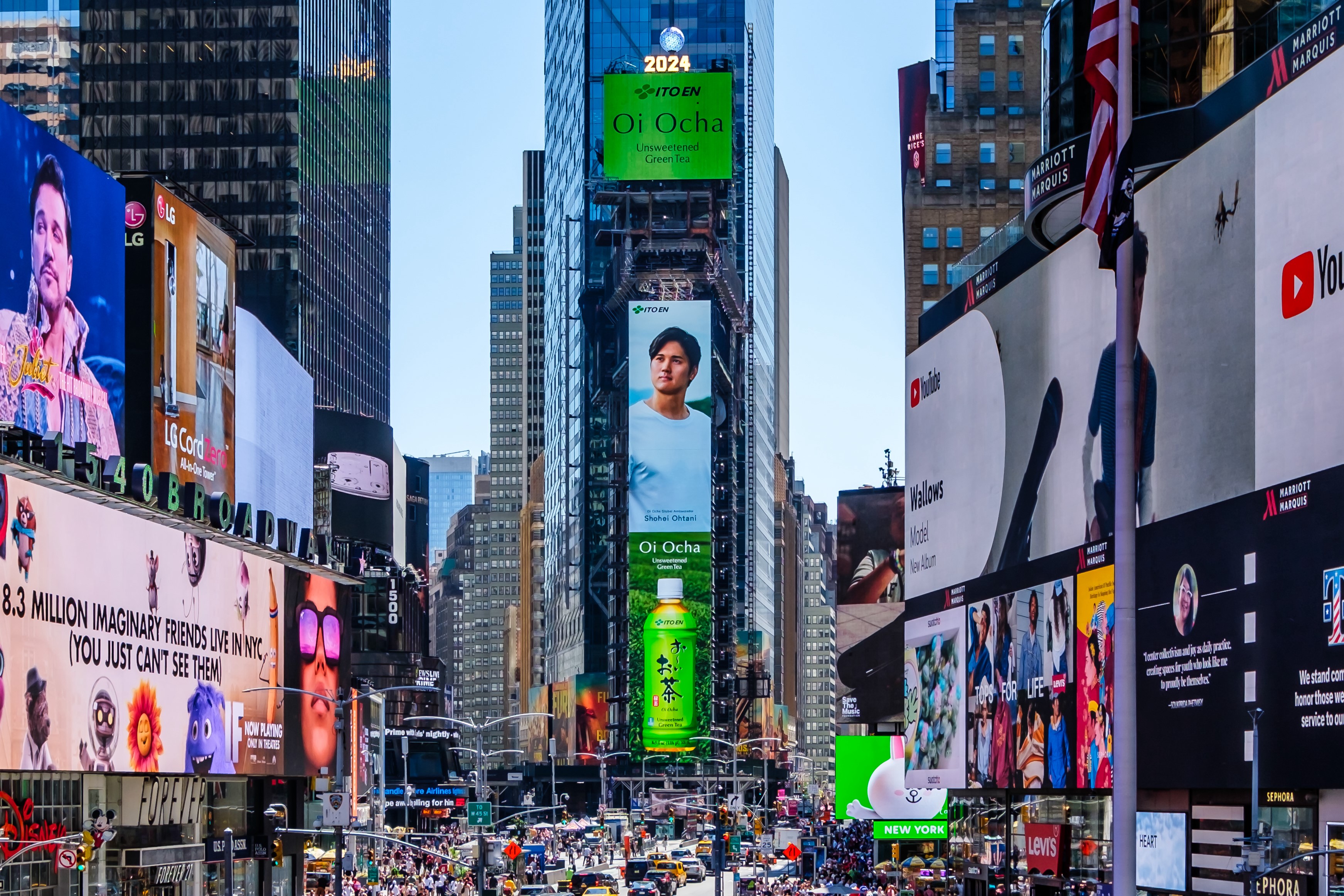 Hình ảnh quảng cáo trà xanh Oi Ocha tại Quảng trường Thời đại, New York.