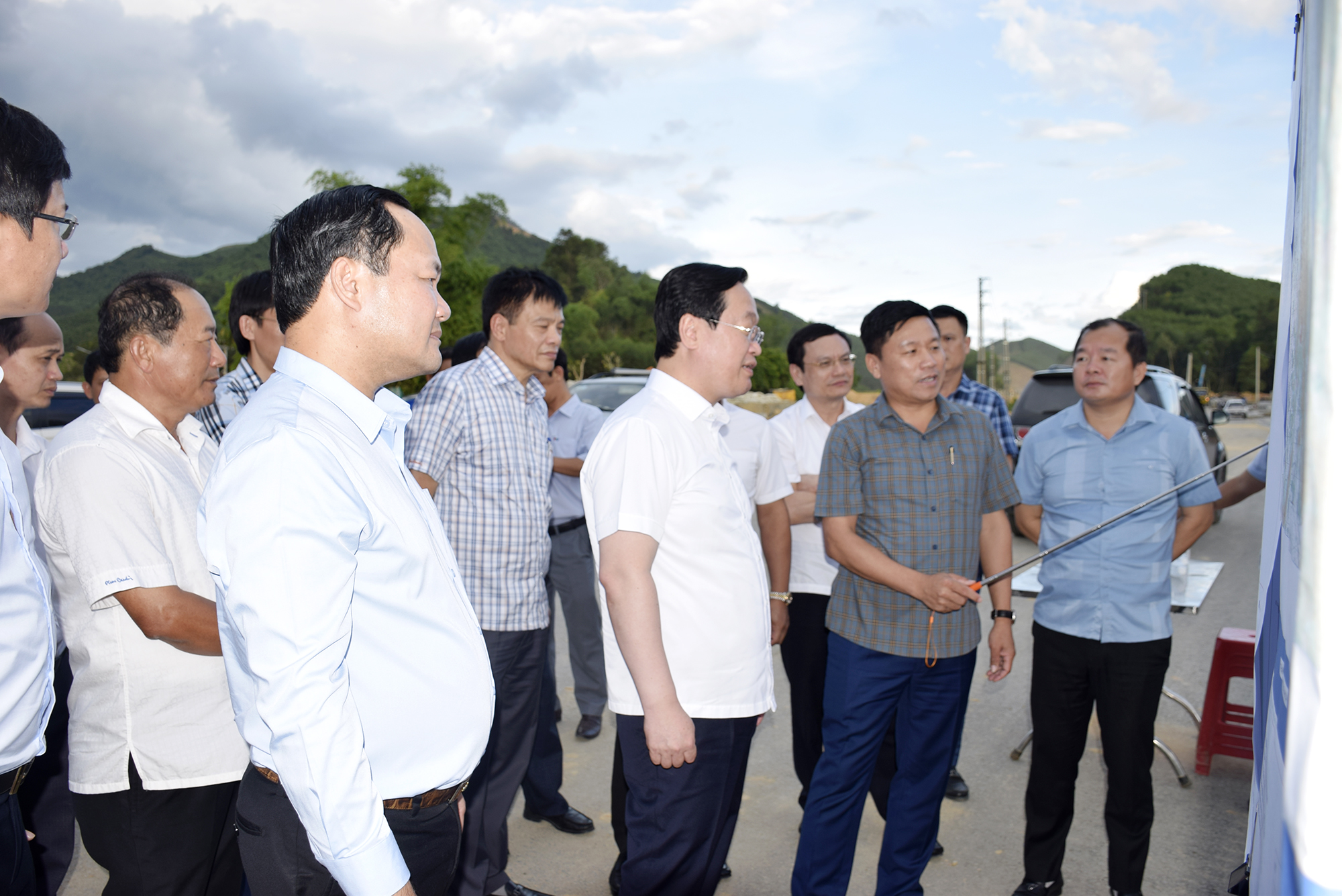 Tại T&acirc;n Kỳ, Chủ tịch UBND tỉnh Nguyễn Đức Trung kiểm tra t&igrave;nh h&igrave;nh thực hiện dự &aacute;n đường giao th&ocirc;ng nối từ&nbsp;Quốc lộ 7C