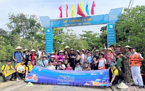 Du khách hào hứng khi được trải nghiệm du lịch đường thủy đến với ấp Thiềng Liềng, huyện Cần Giờ. Ảnh: DL.