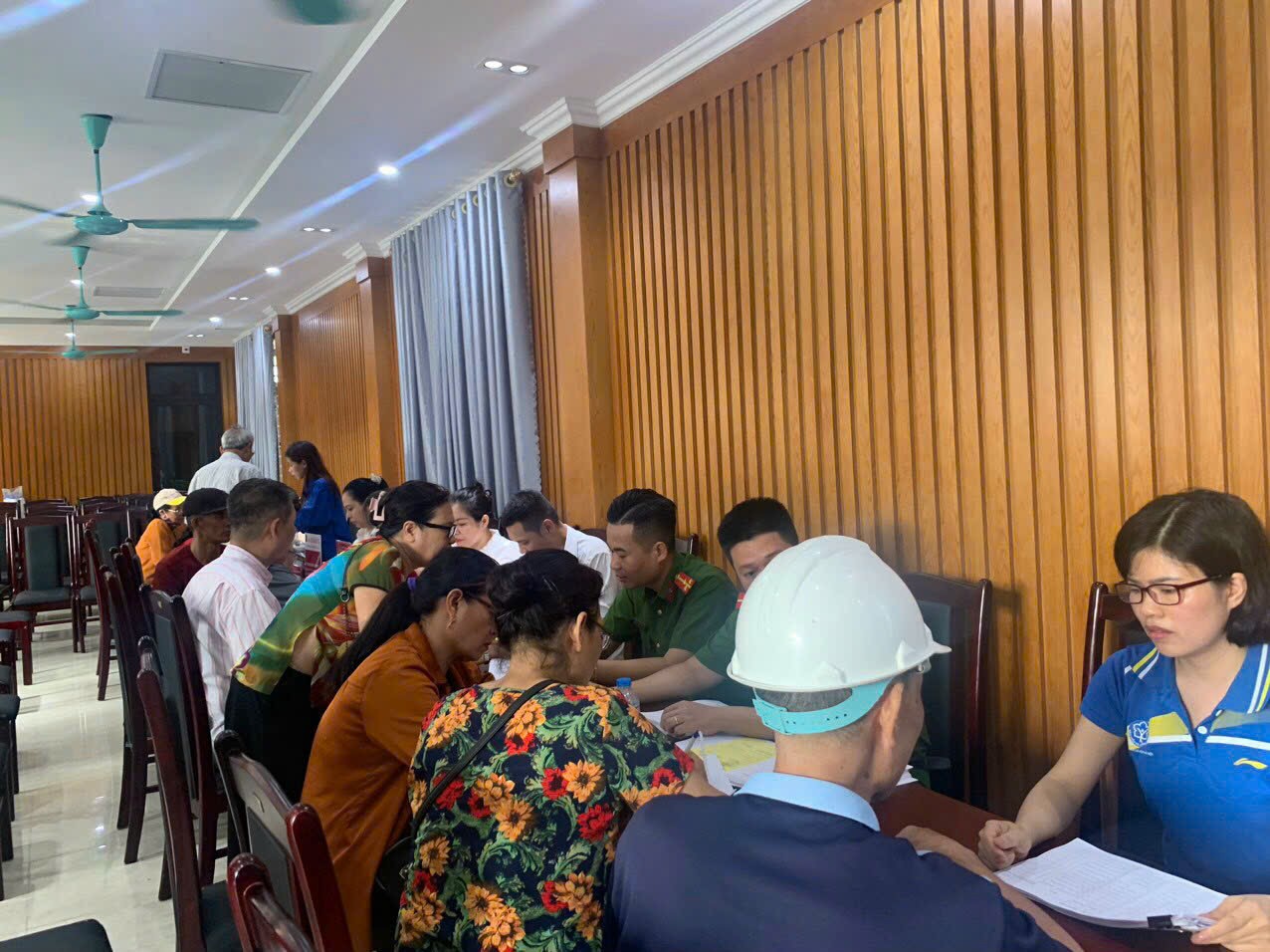 Hướng dẫn người d&acirc;n mở t&agrave;i khoản để nhận chế độ bảo hiểm x&atilde; hội. Ảnh: Đỗ H&ograve;a.