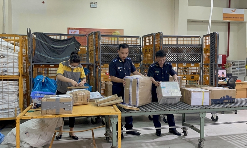 Hoạt động xuất nhập khẩu qua thương mại điện tử xuyên biên giới còn gặp nhiều vướng mắc.