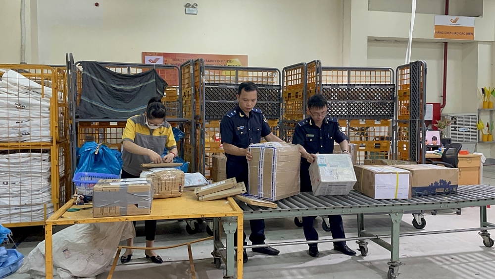 Hoạt động xuất nhập khẩu qua thương mại điện tử xuyên biên giới còn gặp nhiều vướng mắc.