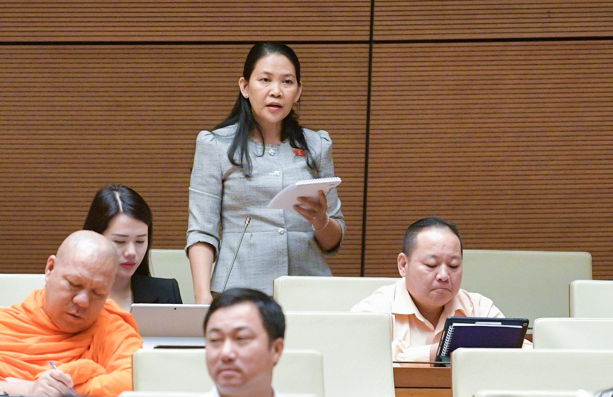 Đại biểu Huỳnh Thị &Aacute;nh Sương, Đo&agrave;n tỉnh Quảng Ng&atilde;i. Ảnh: Quochoi.vn.