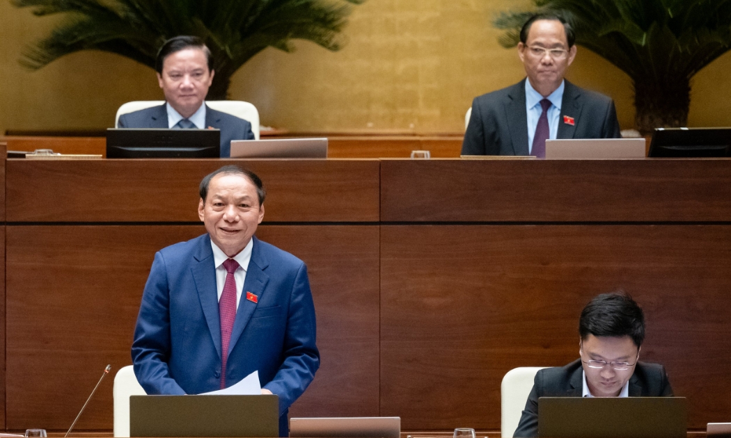 Bộ trưởng Bộ Văn hóa, Thể thao và Du lịch Nguyễn Văn Hùng trả lời chất vấn trước Quốc hội. Ảnh: Quochoi.vn.