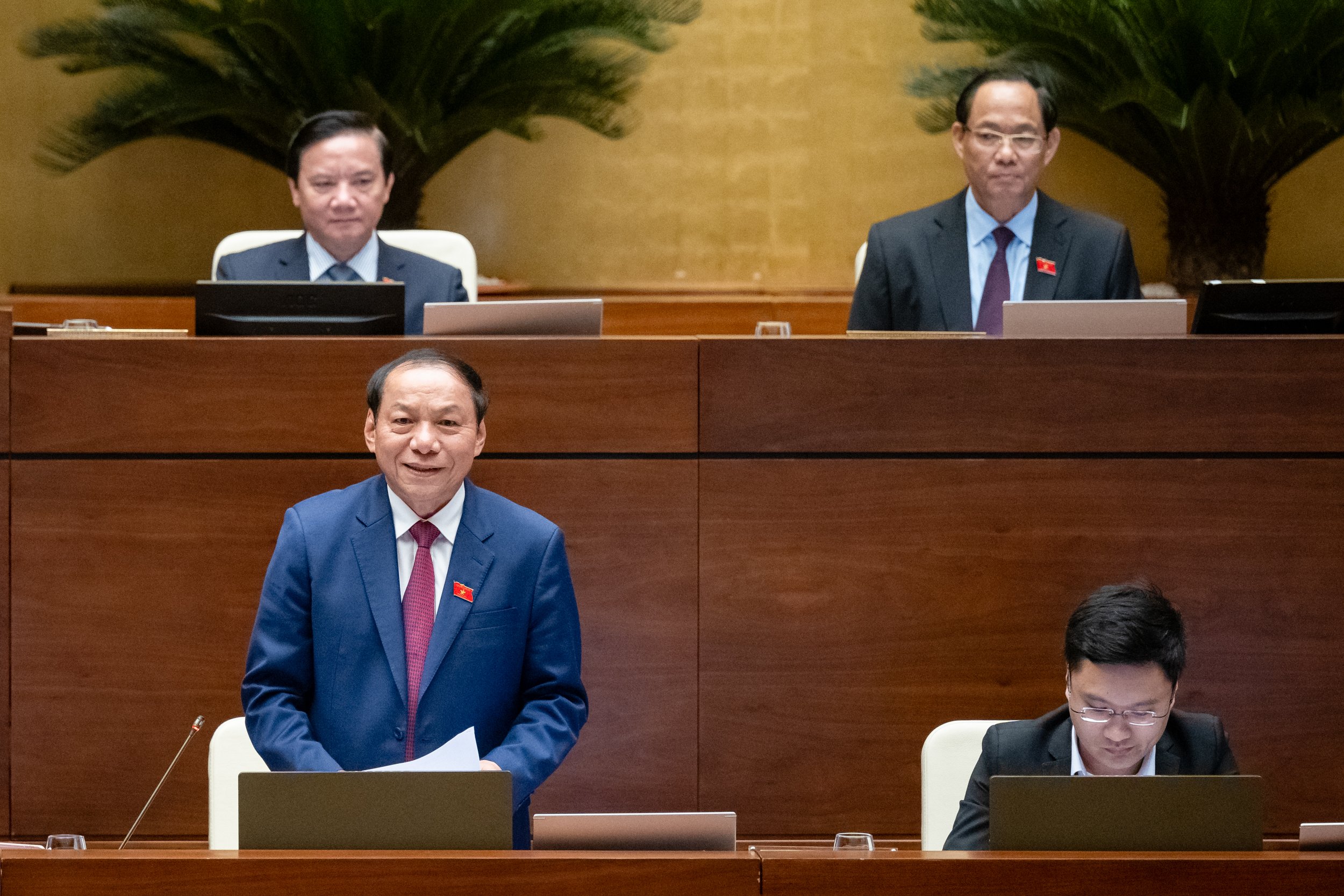 Bộ trưởng Bộ Văn hóa, Thể thao và Du lịch Nguyễn Văn Hùng trả lời chất vấn trước Quốc hội. Ảnh: Quochoi.vn.