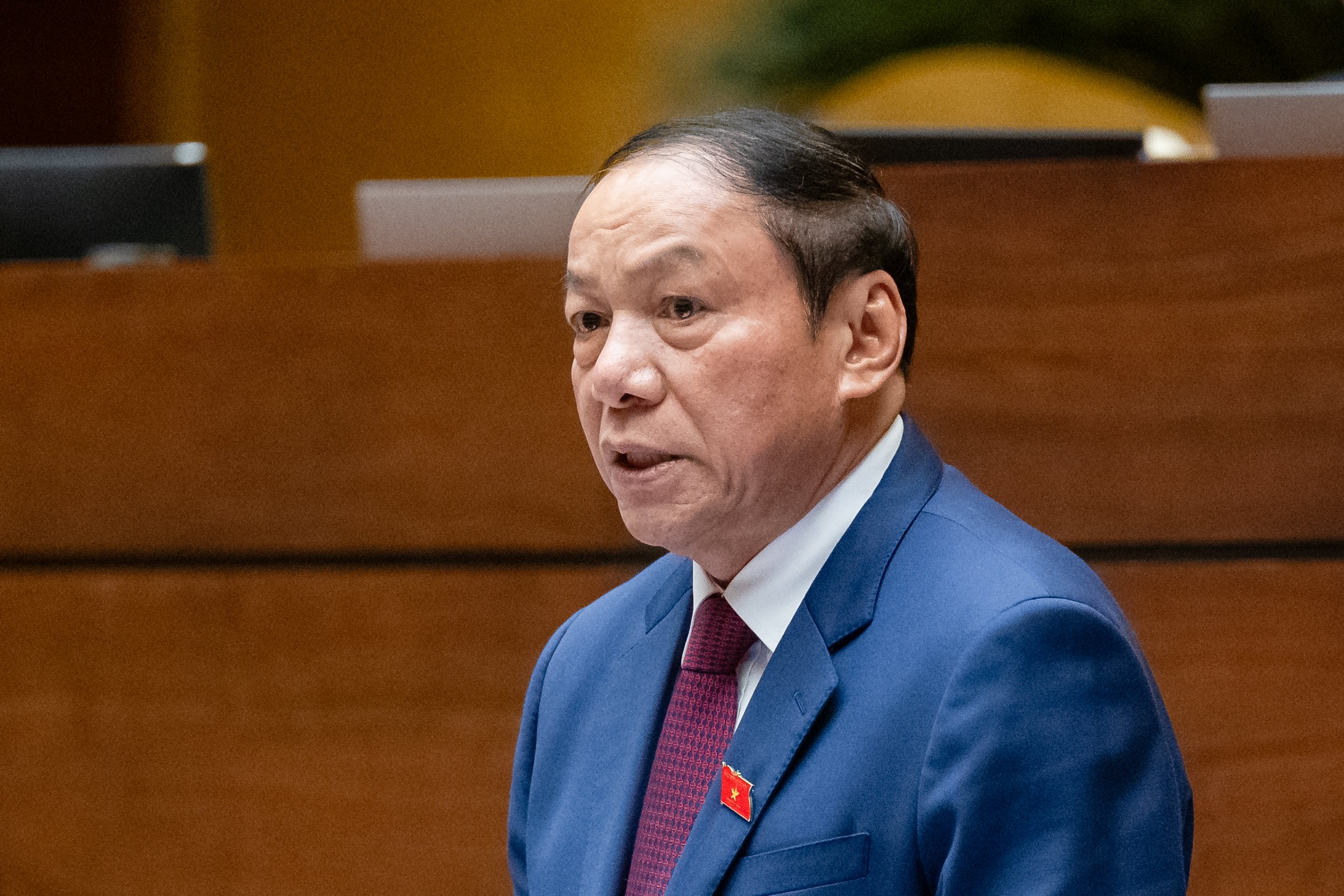 Bộ trưởng Nguyễn Văn Hùng trả lời chất vấn của đại biểu. Ảnh: Quochoi.vn.