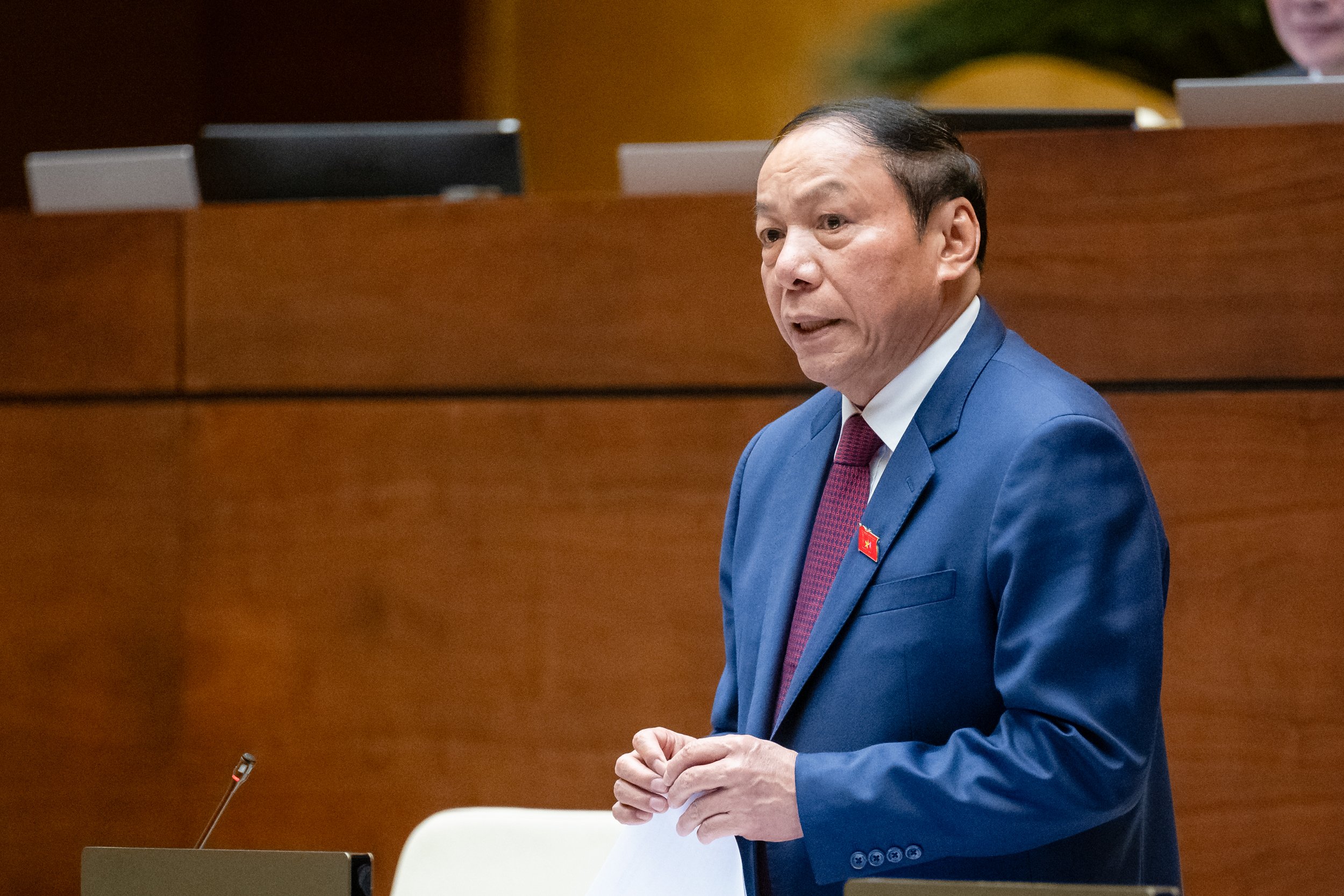 Bộ trưởng Bộ Văn hóa, Thể thao và Du lịch Nguyễn Văn Hùng trả lời chất vấn. Ảnh: Quochoi.vn.