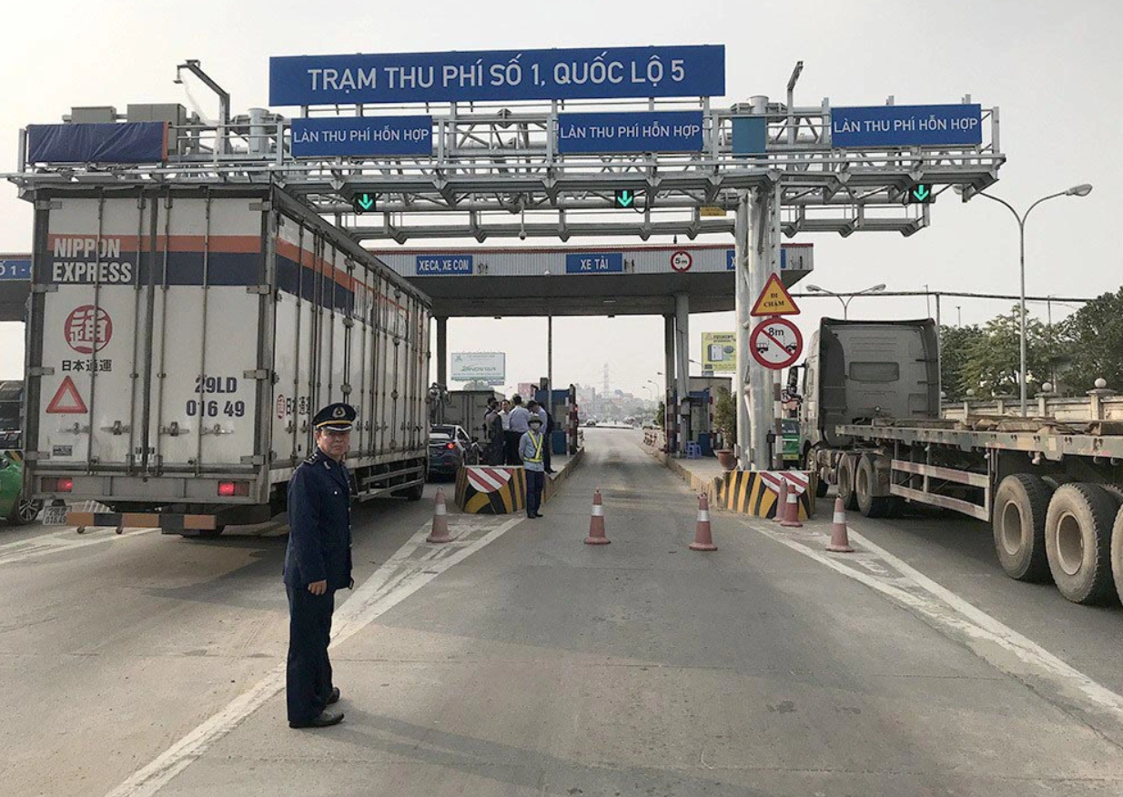 Tình trạng xe ô tô, chủ yếu là xe tải trọng lớn, xe container trốn trạm thu phí số 1 Quốc lộ 5 và làm hỏng đường địa phương diễn ra từ nhiều năm nay.
