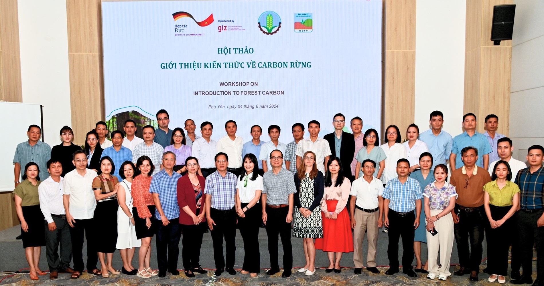 Các đại biểu chụp ảnh lưu niệm tại hội thảo.
