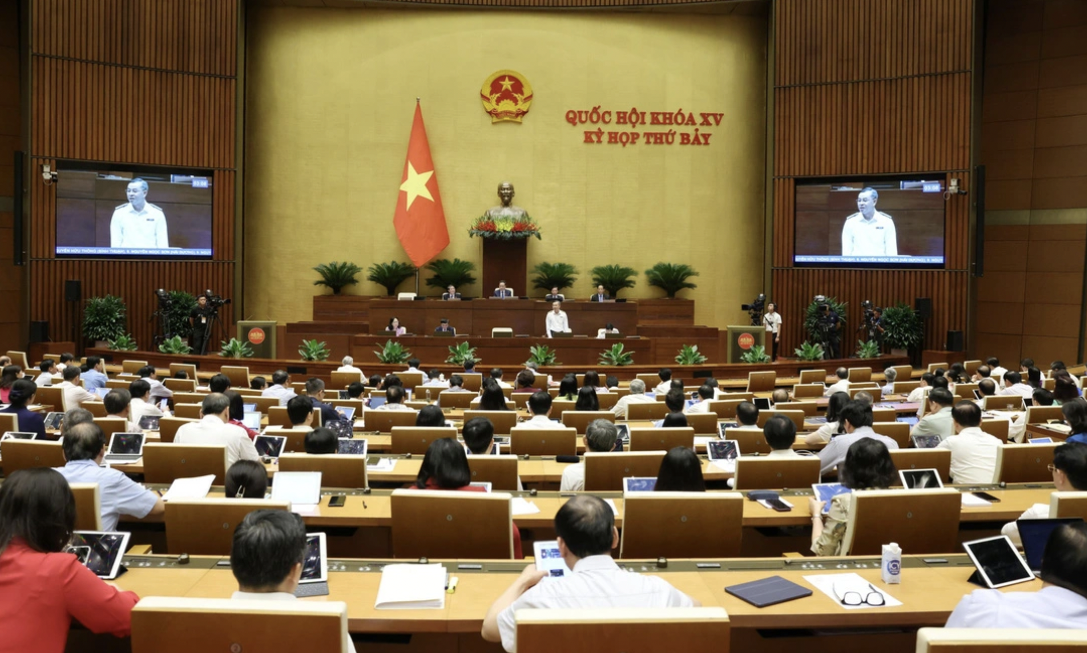 Phiên chất vấn sáng 5/6 - Ảnh: VGP