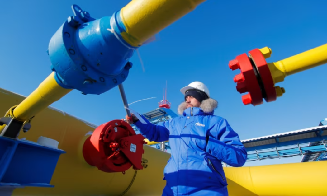 Công nhân tại đường ống dẫn khí Power of Siberia hiện tại của Gazprom tới Trung Quốc - Ảnh: Reuters