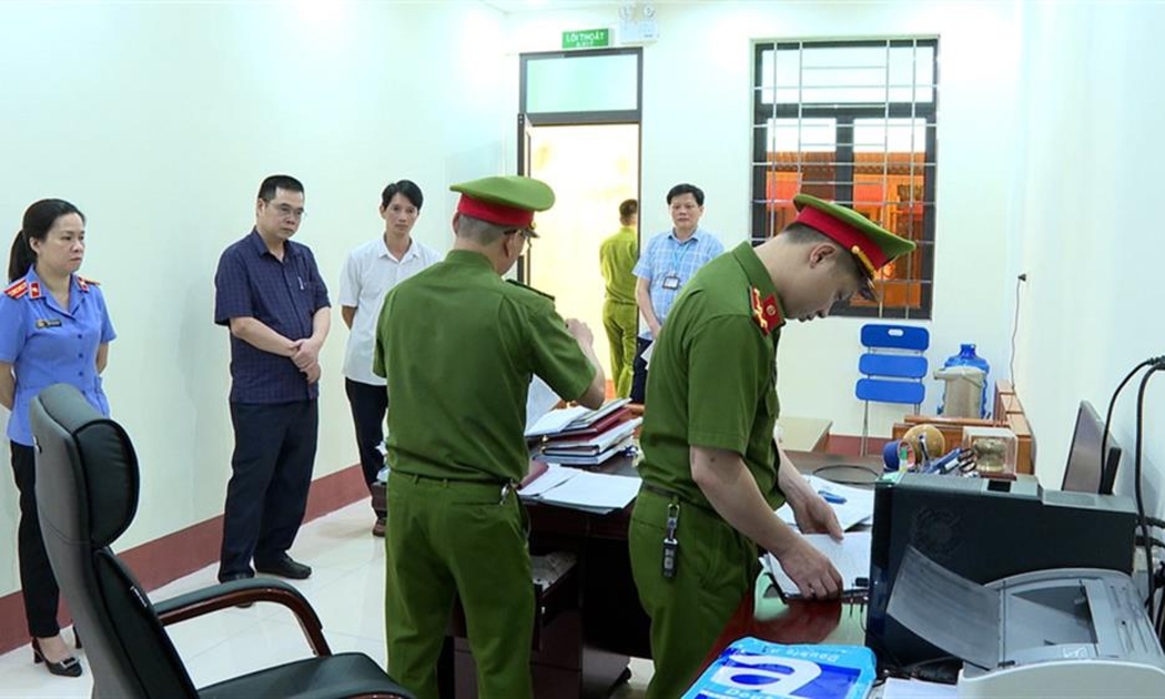 Cơ quan Công an tiến hành khám xét khẩn cấp nơi ở và nơi làm việc của các đối tượng để thu thập các tài liệu chứng cứ có liên quan.  Ảnh: Cổng thông tin điện tử Bộ Công an.