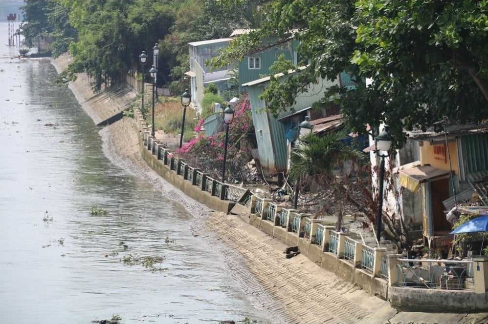Một đoạn bờ kè Thanh Đa bị sụt lún đến nay vẫn chưa khác phục được. Ảnh: Thắm-Ngọc.