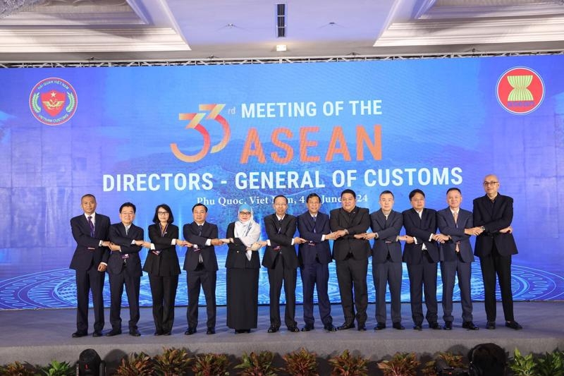 ASEAN customs leaders dicuss trade facilitation at Kien Giang meeting 