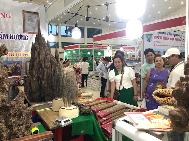 Gian h&agrave;ng&nbsp; sản phảm trầm hương của huyệnTi&ecirc;n Phước, tỉnh Quảng Namđược đ&ocirc;ng đảo người ti&ecirc;u d&ugrave;ng quan t&acirc;m. Ảnh: Ng&ocirc; Anh Văn.