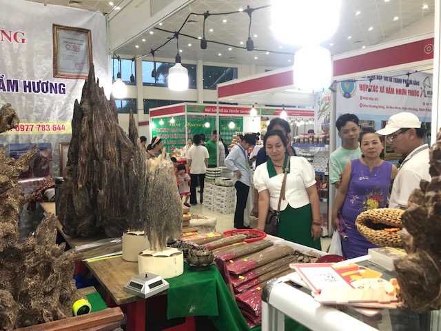 Gian hàng  sản phảm trầm hương của huyệnTiên Phước, tỉnh Quảng Namđược đông đảo người tiêu dùng quan tâm. Ảnh: Ngô Anh Văn.