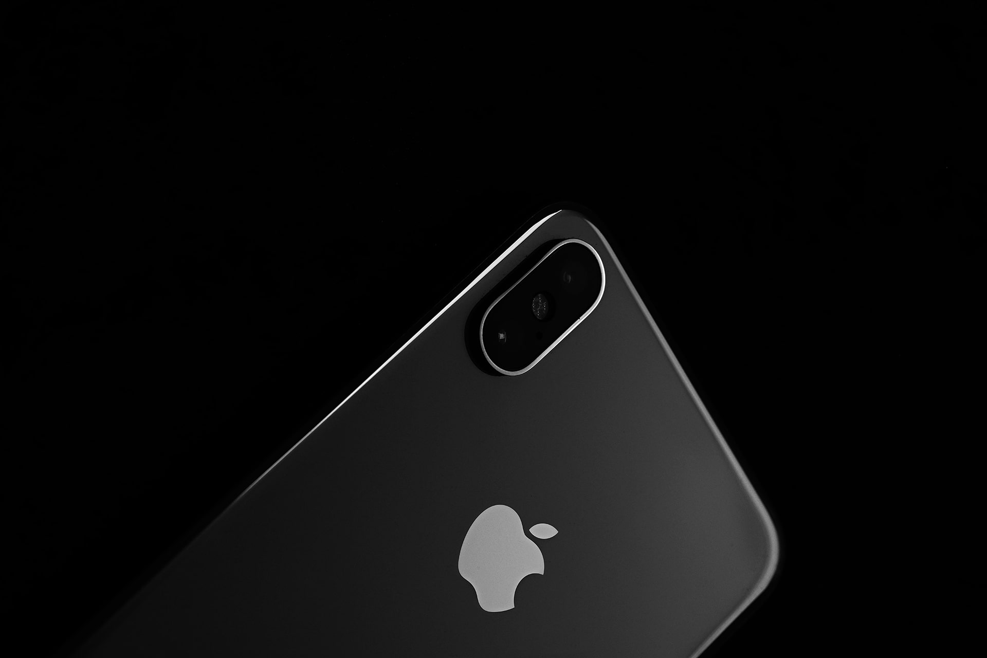 Nhu cầu giảm và sự cạnh tranh gay gắt từ đối thủ khiến doanh thu Apple sụt giảm mạnh.
