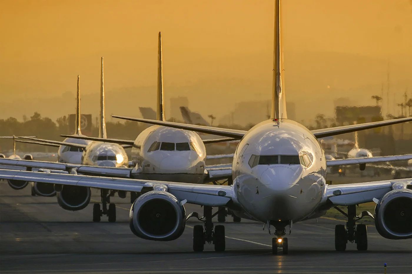 C&aacute;c h&atilde;ng bay cũng đang đối mặt với chi ph&iacute; tăng do thiếu phụ t&ugrave;ng thay thế, nh&acirc;n c&ocirc;ng cũng như c&aacute;c th&aacute;ch thức li&ecirc;n quan biến đổi kh&iacute; hậu.