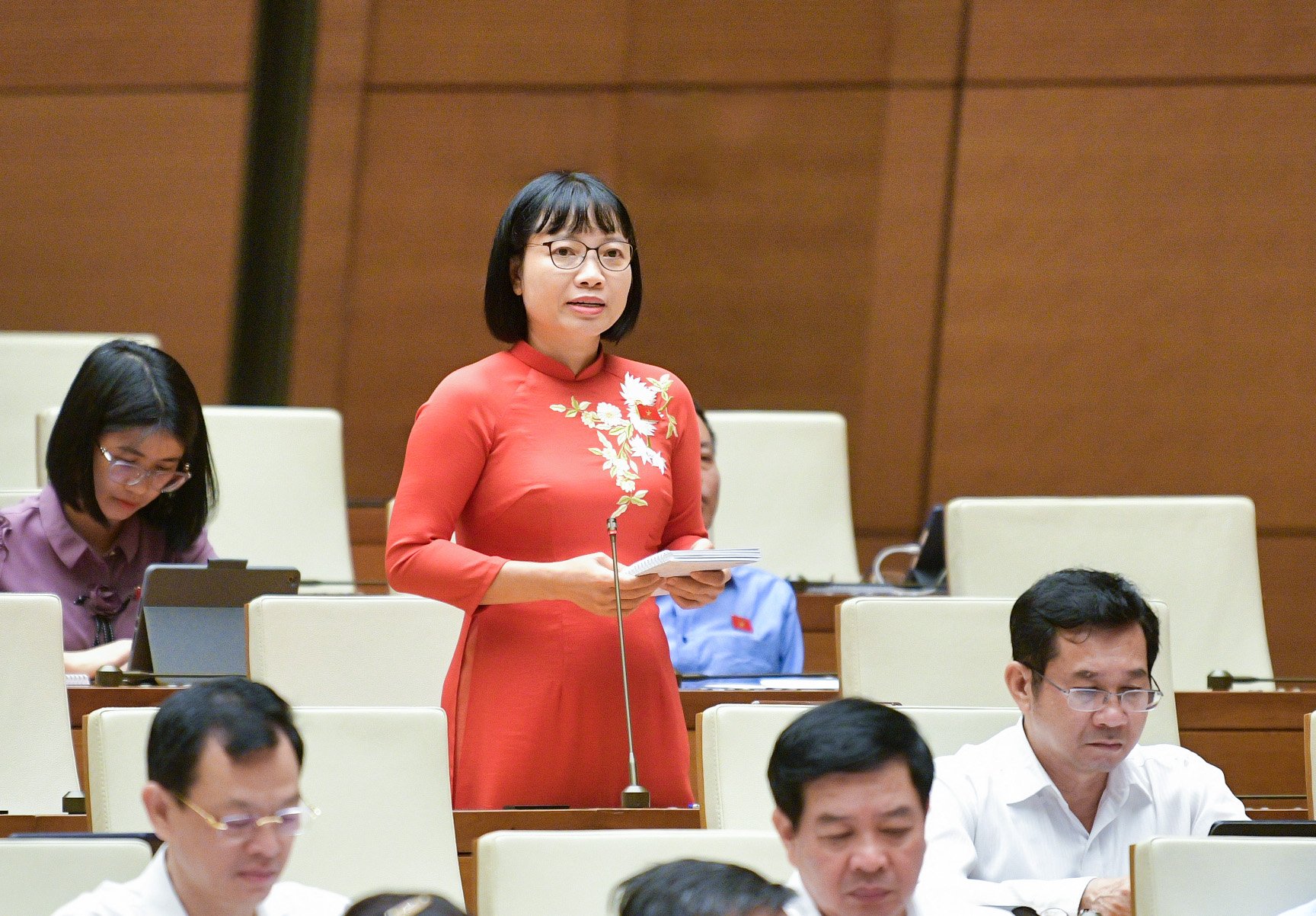 Đại biểu Nguyễn Thị Việt Nga, đo&agrave;n Hải Dương, đặt vấn đề về giải ph&aacute;p ph&aacute;t triển c&ocirc;ng nghệ phục vụ ng&agrave;nh c&ocirc;ng nghiệp b&aacute;n dẫn.