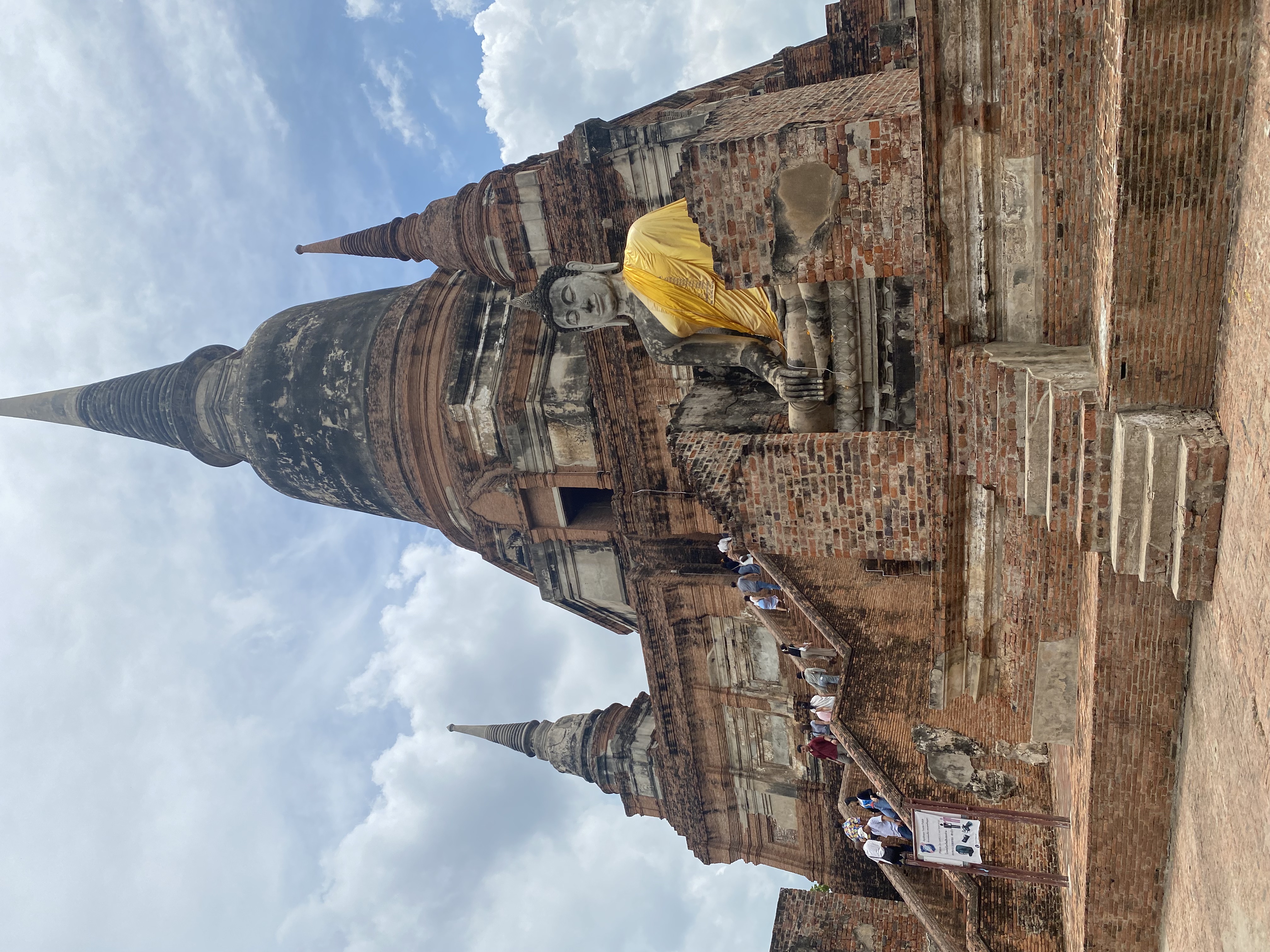 Th&aacute;p chedi h&igrave;nh quả chu&ocirc;ng ấn tượng tại Wat Yai Chai Mongkhon l&agrave; biểu tượng đặc biệt của Ayutthaya. Kh&aacute;ch tham quan c&oacute; thể leo l&ecirc;n c&aacute;c bậc thang dẫn l&ecirc;n một nền nh&agrave; để ngắm to&agrave;n cảnh khu&ocirc;n vi&ecirc;n của ng&ocirc;i ch&ugrave;a.