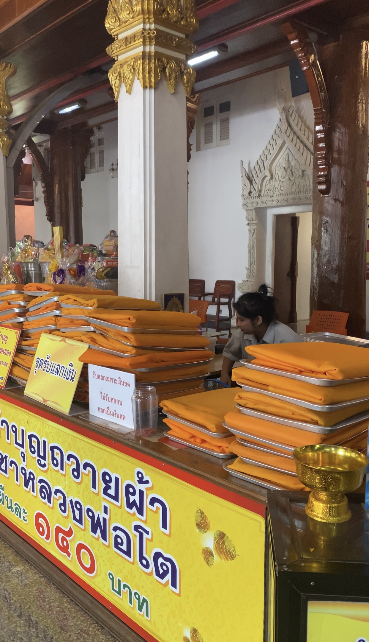 Du khách có thể thể hiện sự thành tâm bằng việc mua y áo, gạo, dầu,... được bán sẵn trong khuôn viên chùa để cúng dường Sư Tăng.