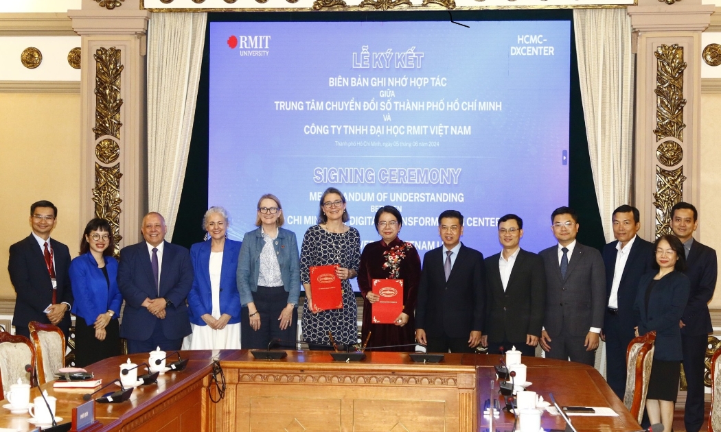 Lãnh đạo UBND TP.HCM, Trung tâm Chuyển đổi số TP.HCM và Đại học RMIT Việt Nam tại buổi lễ ký kết hợp tác, chiều 5/6