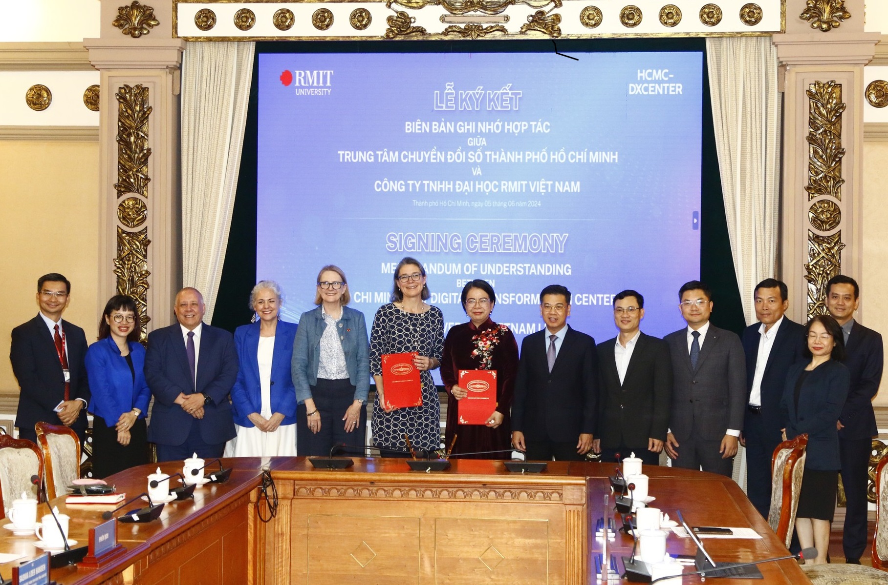 Lãnh đạo UBND TP.HCM, Trung tâm Chuyển đổi số TP.HCM và Đại học RMIT Việt Nam tại buổi lễ ký kết hợp tác, chiều 5/6