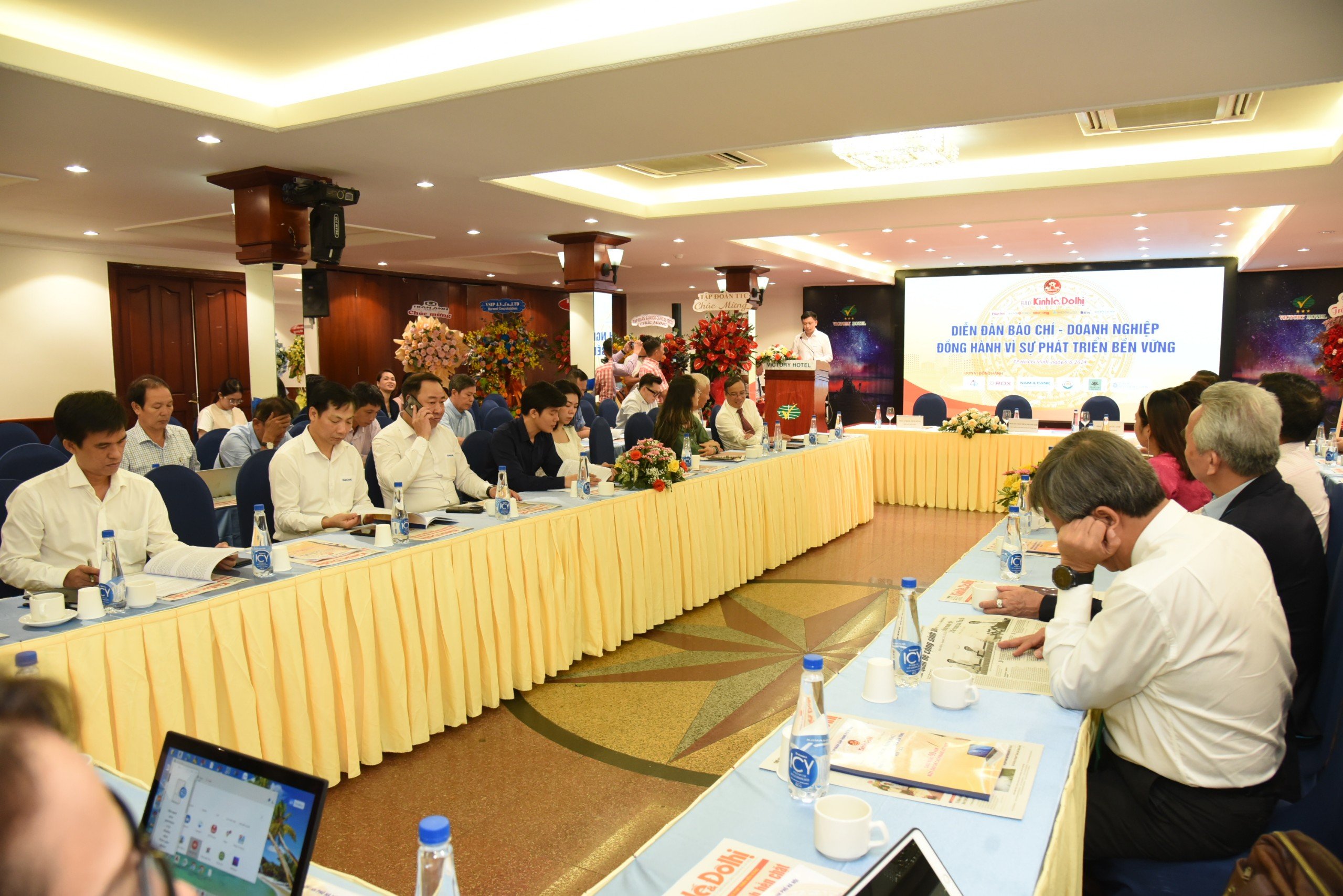 Doanh nghiệp v&agrave; b&aacute;o ch&iacute; cần x&iacute;ch lại gần nhau hơn nữa để đ&oacute;ng g&oacute;p nhiều hơn v&agrave;o sự ph&aacute;t triển chung của đất nước.