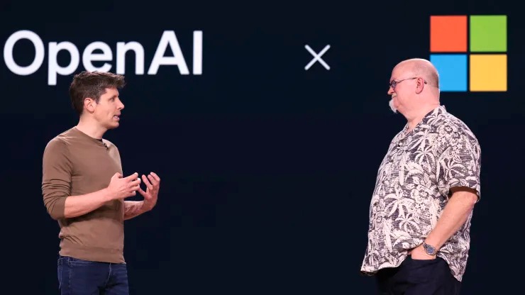 Giám đốc điều hành OpenAI Sam Altman nói chuyện với Giám đốc Công nghệ và Phó Giám đốc Điều hành Trí tuệ Nhân tạo Kevin Scott của Microsoft trong hội nghị Microsoft Build tại trụ sở Microsoft ở Redmond, Washington, vào ngày 21/5