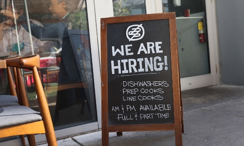 Số liệu việc làm Mỹ mạnh bất ngờ, Fed khó giảm lãi suất sớm