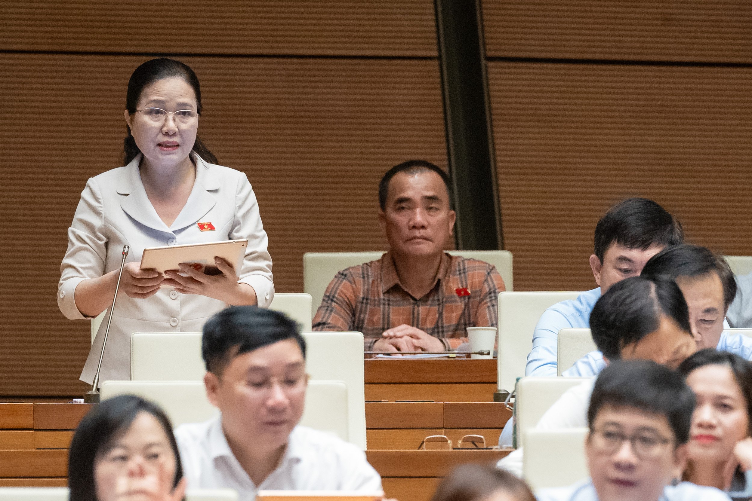 Đại biểu Đỗ Thị Lan, oàn đại biểu Quốc hội tỉnh Quảng Ninh, nêu rõ một số khoản chi ngân sách đạt thấp so với dự toán - Ảnh: Quochoi.vn.