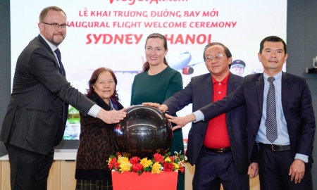 Từ trái qua phải: Giám đốc phụ trách chiến lược tập đoàn và phát triển hàng không Sân bay Sydney Greg Botham, Phó Chủ tịch HĐQT Vietjet Nguyễn Thanh Hà, Tổng giám đốc phụ trách Marketing Destination New South Wales - Bà Kathryn Illy, Phó Tổng giám đốc Vietjet Đỗ Xuân Quang và Phó Tổng Lãnh sự Việt Nam tại Sydney Nguyễn Phú Hoà thực hiện nghi thức khai trương đường bay mới Sydney - Hà Nội.