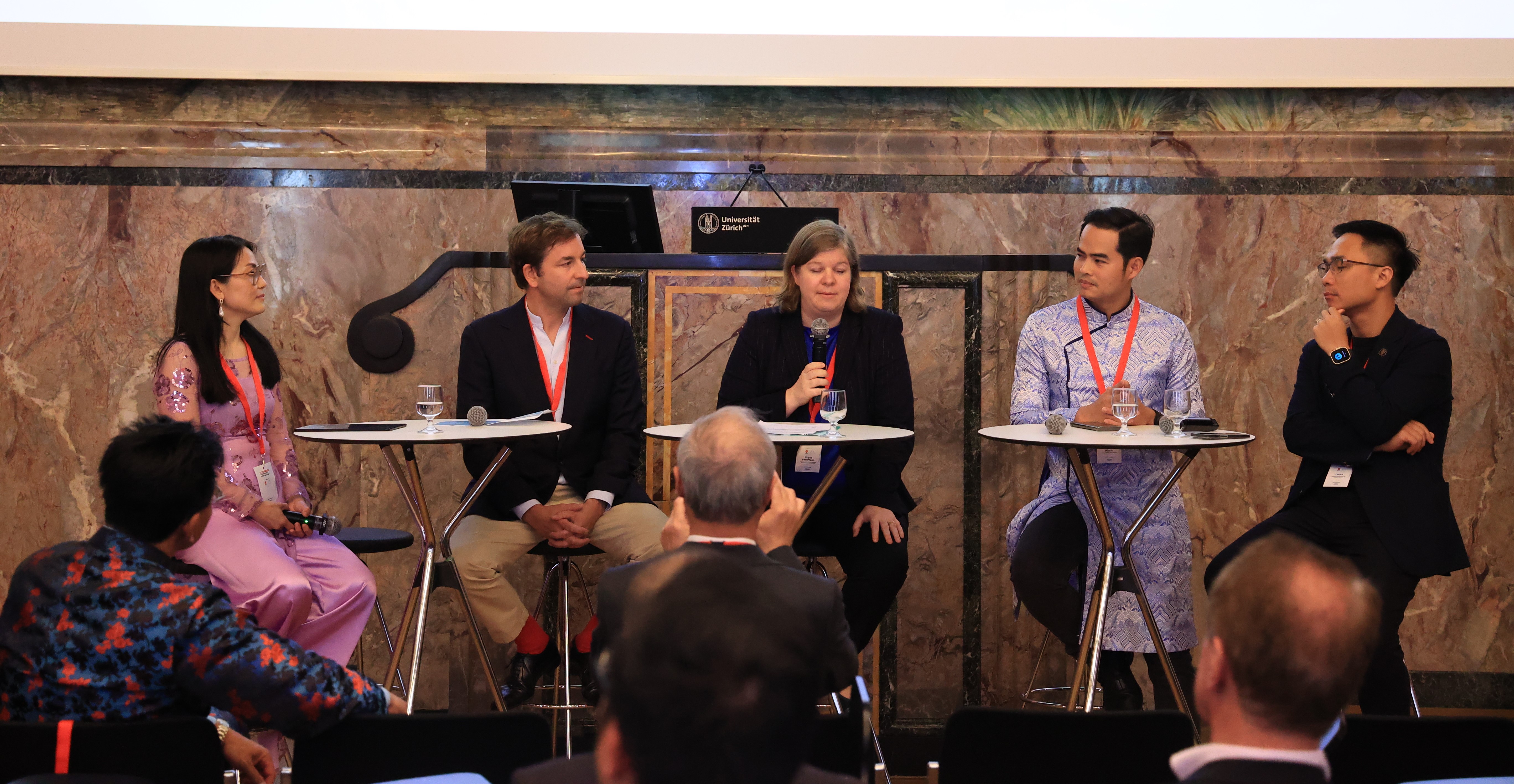 Nhiều vấn đề được c&aacute;c đại biểu thảo luận nhằm th&uacute;c đẩy thương mại, đầu tư giữa hai b&ecirc;n.&nbsp;