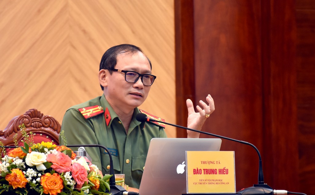 Thượng tá, TS. Đào Trung Hiếu chia sẻ thông tin với người lao động. Ảnh: LĐTĐ.