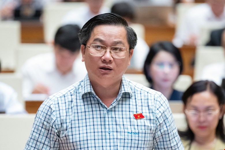 Đại biểu Trần Quốc Qu&acirc;n, đo&agrave;n Long An ph&aacute;t biểu tại hội trường ng&agrave;y 7/6/2024.