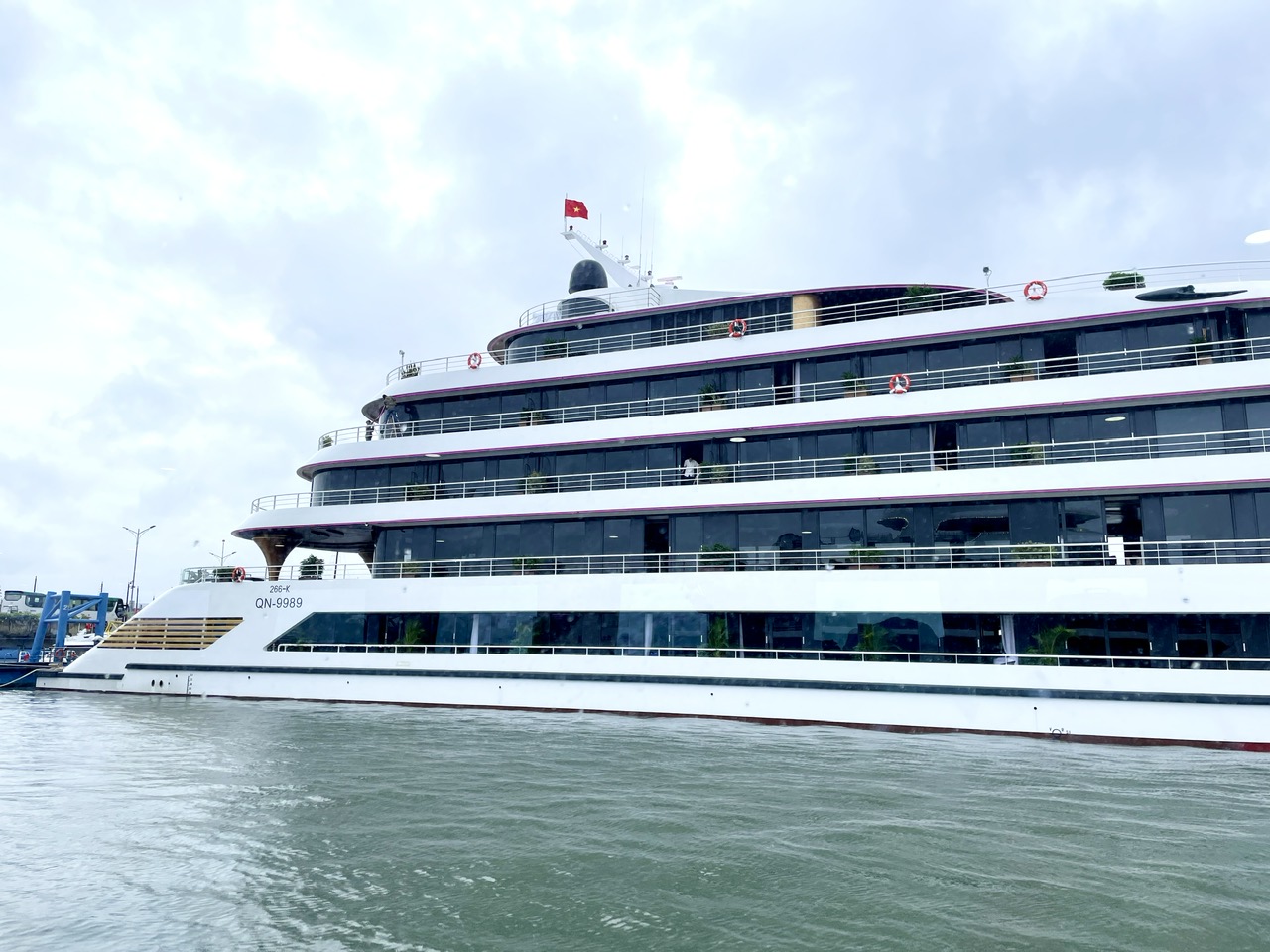 Du thuyền 5 sao tr&ecirc;n Vịnh Hạ Long&nbsp;