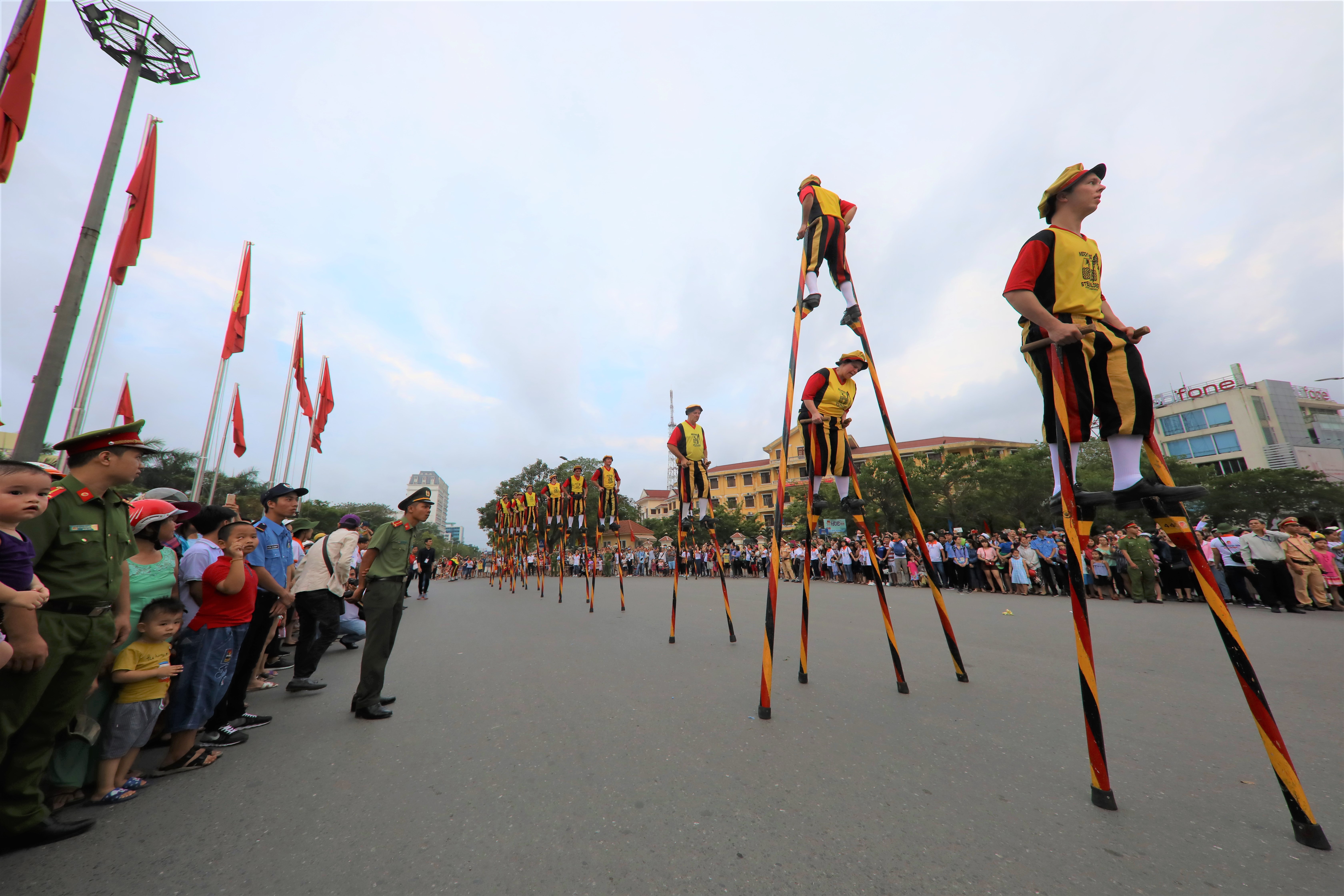 Đoàn Cakheo (vương quốc Bỉ) biểu diễn trên đường phố Huế