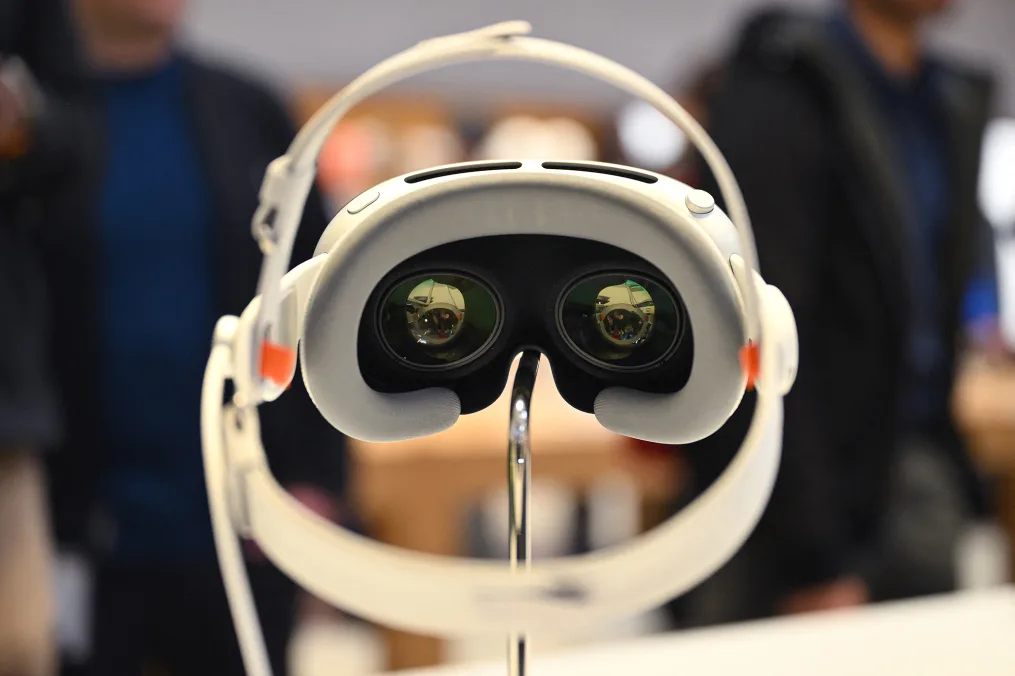 Chiếc tai nghe Apple Vision Pro trị giá 3.499 USD, trưng bày trong buổi ra mắt sản phẩm tại Apple Store, New York hồi đầu tháng 2/2024.
